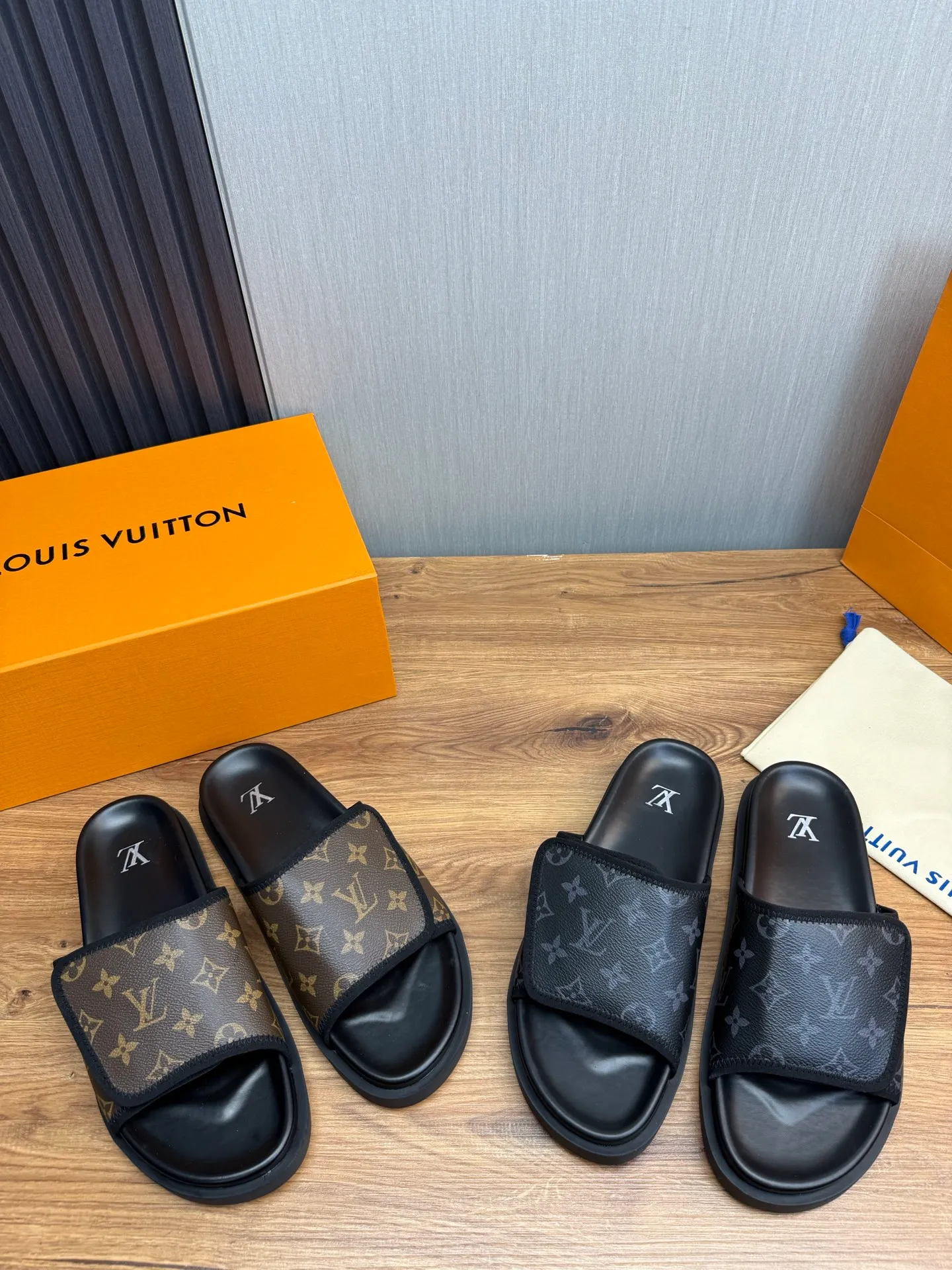 Men's shoes 💰340💰 ▪️LV's popular Little Red Book popular slippers hot sale: 1 shipment✅ Super textured and comfortable slippers, original TPU outsole. Authentic counter box drawer box packaging 🎁Size 38-45